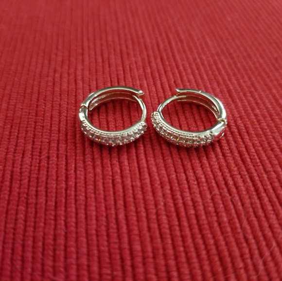 Earring - Picture 1 of 1